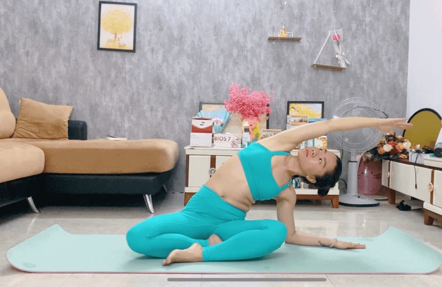 ngồi nghiêng người yoga